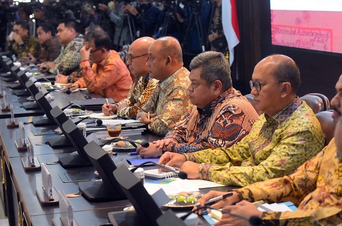 Presiden RI Prabowo Subianto memimpin rapat kabinet perdana di Istana Merdeka. (Facebook.com @Setkab RI)

