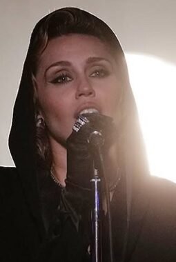Infeksi Serius, Miley Cyrus Ungkap Pengalaman Syuting Album Terbaru