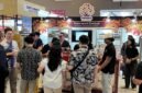 Pengunjung memadati booth Fermentasi Nusantara dan menikmati sajian fermentasi dari bir kriya, arak, hingga cokelat. (Dok. Bittersweet Festival 2025)