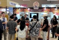 Pengunjung memadati booth Fermentasi Nusantara dan menikmati sajian fermentasi dari bir kriya, arak, hingga cokelat. (Dok. Bittersweet Festival 2025)