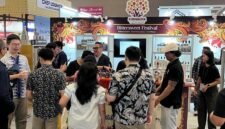 Pengunjung memadati booth Fermentasi Nusantara dan menikmati sajian fermentasi dari bir kriya, arak, hingga cokelat. (Dok. Bittersweet Festival 2025)