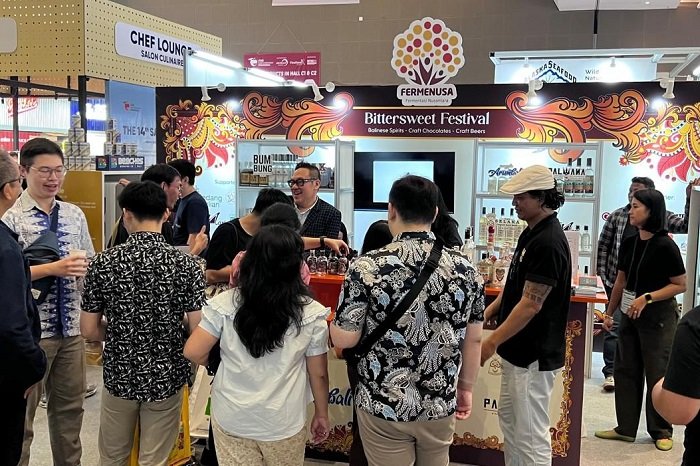 Pengunjung memadati booth Fermentasi Nusantara dan menikmati sajian fermentasi dari bir kriya, arak, hingga cokelat. (Dok. Bittersweet Festival 2025)