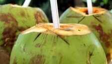 4. Air kelapa segar: minuman favorit anak saat diare yang efektif jaga keseimbangan cairan tubuh.. (Pixabay.com /Gadini)