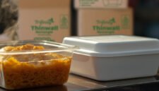 Masih pakai styrofoam buat makanan panas? 😱 Hati-hati residu kimianya! Yuk, beralih ke wadah Trifinity yang sudah Food Grade, tahan panas, dan bebas zat berbahaya.